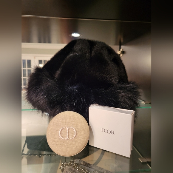 \DIOR 2025 Limited Edition Compact Dual Mirror + Faux Fur Winter Hat NEW!!! - Picture 5 of 6